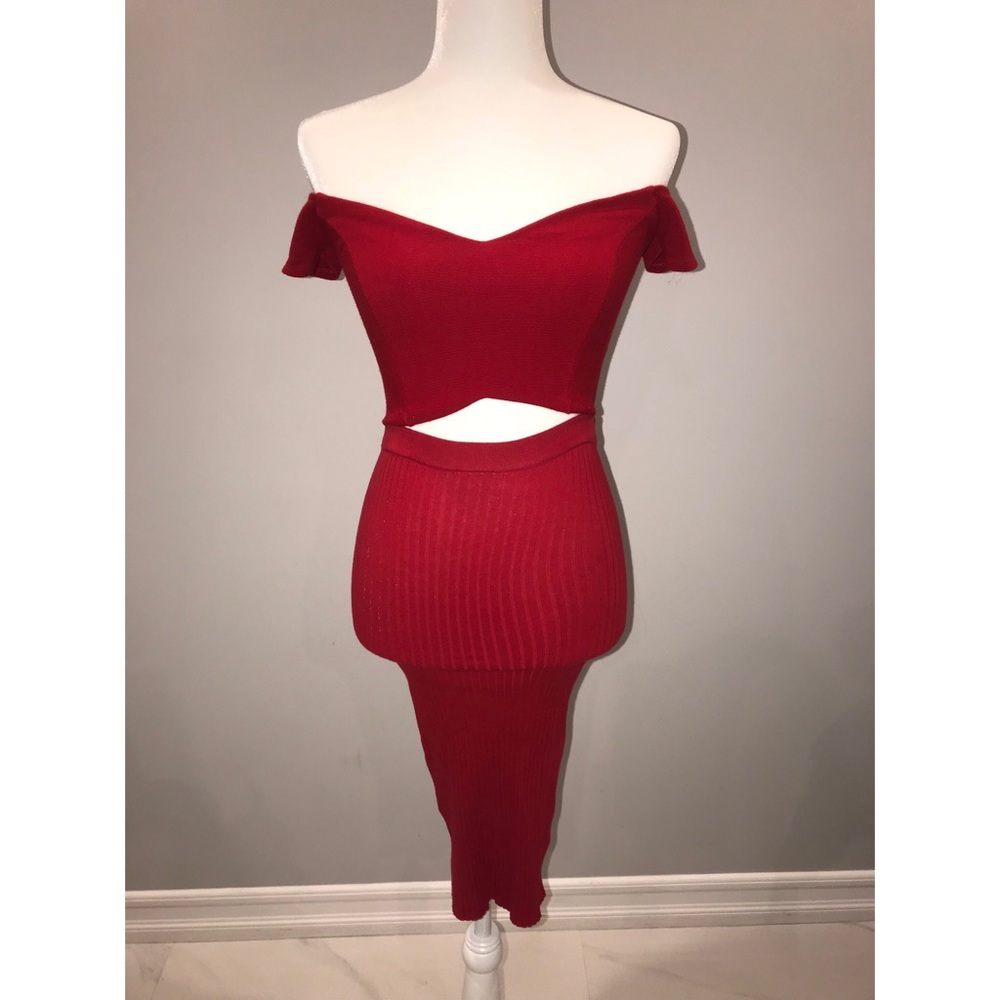 Evenuel Women’s tightly fitted, knitted red skirt